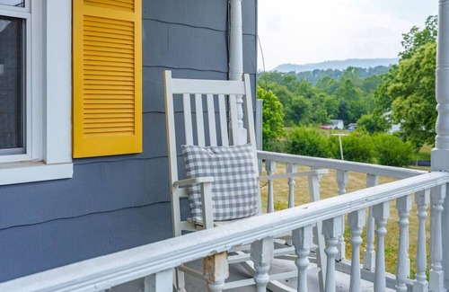 Shenandoah Haus | Yellow Shutter Farmhouse Oasis