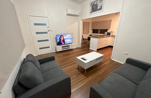 Grafton Wohnung | Private 1 Bedroom Apartment with Fenced Yard