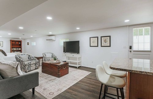 Jefferson Park Avenue Wohnung | Cavalier Cocoon: Studio + Walk to uva Grounds