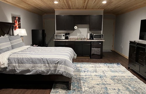 Georgetown Wohnung | Pet Friendly Rustic Loft Close to Golf & Beaches