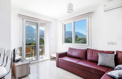 Zeytinlik Wohnung | Flat w Pool and Balcony 4 min to Beach in Kyrenia