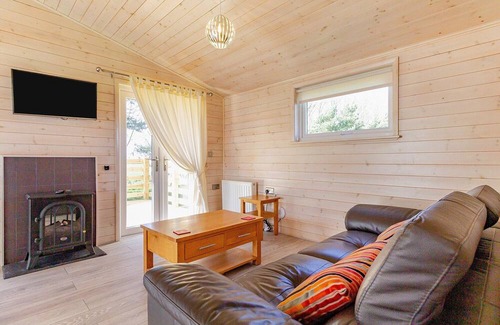 Scunthorpe Kabine | A cosy one bedroom lodge with a master bedroom served by a bathroom with a separate shower open plan