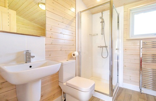 Scunthorpe Kabine | A cosy one bedroom lodge with a master bedroom served by a bathroom with a separate shower open plan