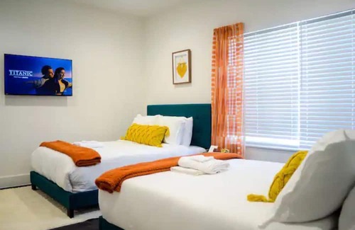 Foster Place Haus | Modern Home in HTX| NRG/Med Ctr+Downtown|Luxe 3BDR