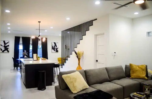 Foster Place Haus | Modern Home in HTX| NRG/Med Ctr+Downtown|Luxe 3BDR