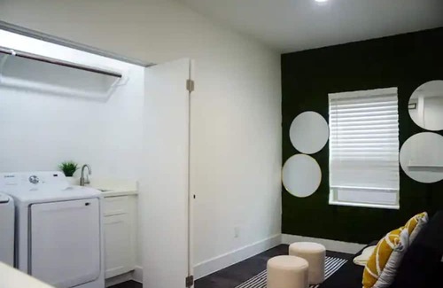 Foster Place Haus | Modern Home in HTX| NRG/Med Ctr+Downtown|Luxe 3BDR