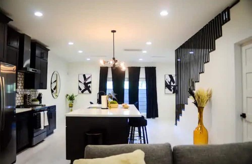 Foster Place Haus | Modern Home in HTX| NRG/Med Ctr+Downtown|Luxe 3BDR