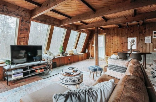 Shipman Kabine | Acute Lodge: Boho, Romantic Getaway in Nelson Co.