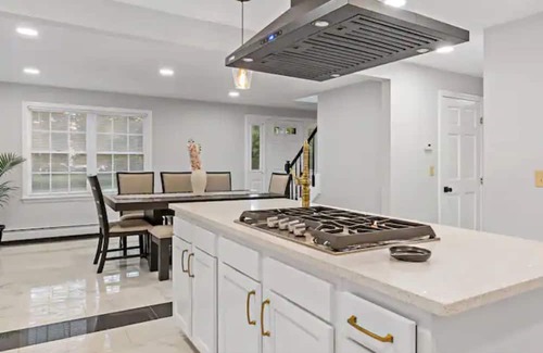 Coventry Haus | stay in Lux & sleep in Style (15mins from TF green Airport)