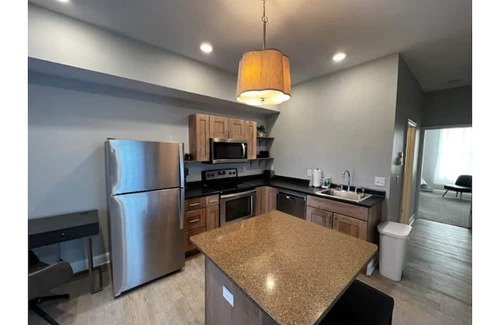 Dubuque Wohnung | Downtown Spa Sanctuary with a View!