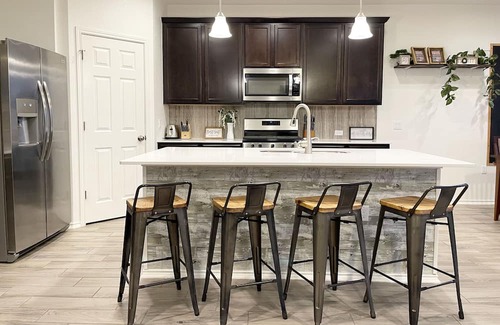 Wells Branch Haus | Spacious 4B3B Home with 6 Queen Beds, 10-15 mins to Domain or Downtown Austin.