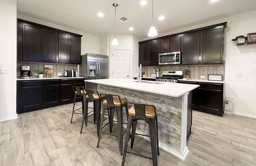 Wells Branch Haus | Spacious 4B3B Home with 6 Queen Beds, 10-15 mins to Domain or Downtown Austin.