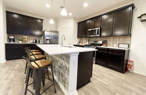 Wells Branch Haus | Spacious 4B3B Home with 6 Queen Beds, 10-15 mins to Domain or Downtown Austin.