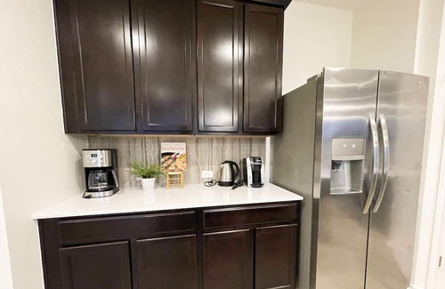Wells Branch Haus | Spacious 4B3B Home with 6 Queen Beds, 10-15 mins to Domain or Downtown Austin.