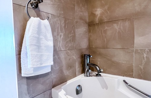 West Vancouver Wohnung | Ocean View Luxury Suit Room With Patio