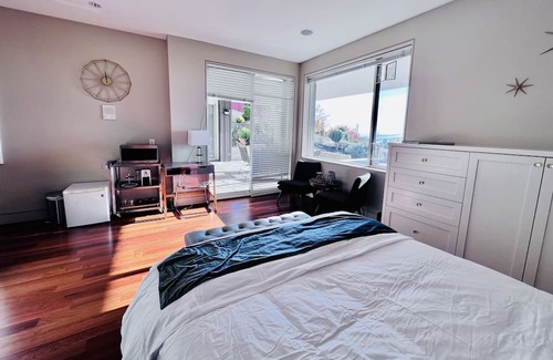 West Vancouver Wohnung | Ocean View Luxury Suit Room With Patio