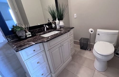 West Vancouver Wohnung | Ocean View Luxury Suit Room With Patio