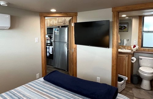 Kerens Kabine | Lakefront tiny home with master, loft and pullout couch
