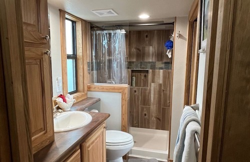 Kerens Kabine | Lakefront tiny home with master, loft and pullout couch