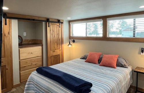 Kerens Kabine | Lakefront tiny home with master, loft and pullout couch