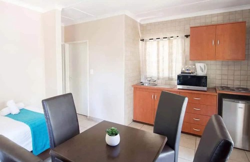 Windhoek Haus | Ideal Location! Spacious Accommodation, Pools, Short Drive to Maerua Mall!