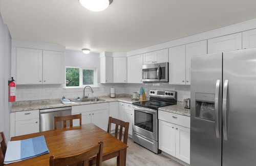 Seaview Haus | Pets OK, Fenced Yard, Close to Town (SVBApt)