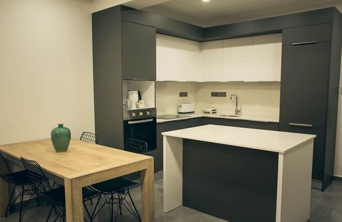 Trikomo Wohnung | Charming Flat with Shared Pool Near Beach