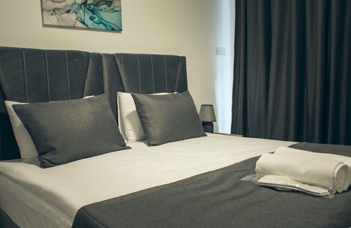 Trikomo Wohnung | Charming Flat with Shared Pool Near Beach