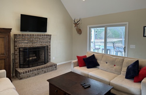 Ruther Glen Hütte | Stay and Play! Country Cottage Getaway with PRIVATE 3 Acre Swimming Pond