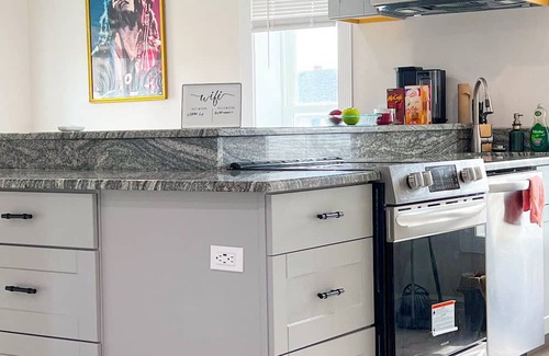 Fall River Wohnung | “Urban Room With City View & Shared Amenities"