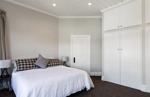 New Plymouth Villa | Villa on Courtenay - A short stroll to The CBD