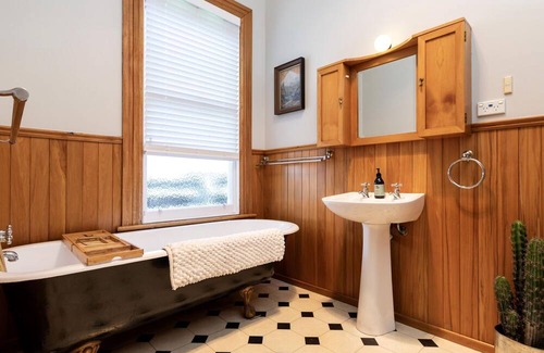 New Plymouth Villa | Villa on Courtenay - A short stroll to The CBD