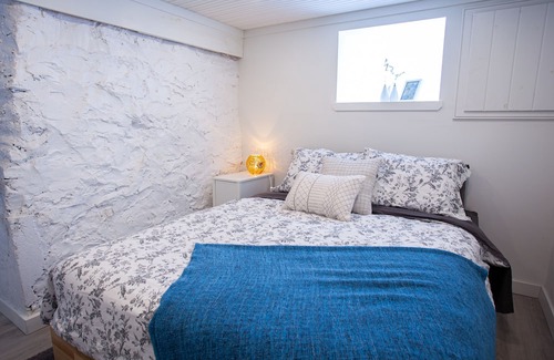 Adjala-Tosorontio Sonstige | The MEADOWLARK Guest house | Character-filled farm guest house on 8 acre