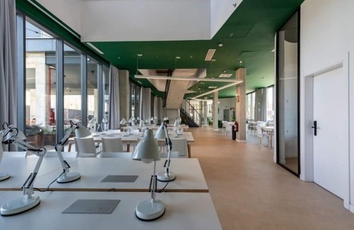 Milagrosa Wohnung | Modern Room with High-Speed Wi-Fi in Pamplona