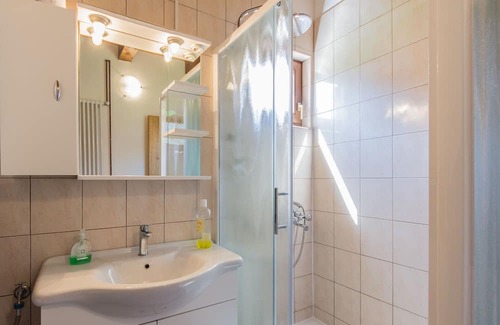 Brod Moravice Haus | Cozy Holiday Home in Kvarner with Outdoor Jacuzzi