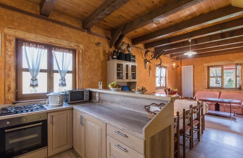 Brod Moravice Haus | Cozy Holiday Home in Kvarner with Outdoor Jacuzzi