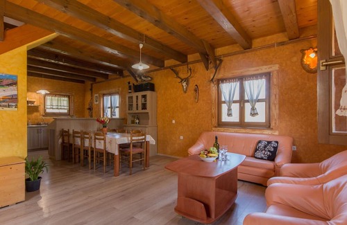 Brod Moravice Haus | Cozy Holiday Home in Kvarner with Outdoor Jacuzzi