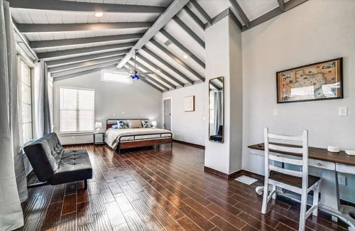 Johnson City Haus | Wine country Compound! Sleeps 15 with Pool & Club House