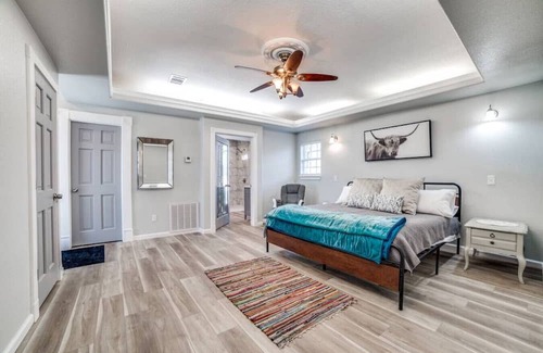 Johnson City Haus | Wine country Compound! Sleeps 15 with Pool & Club House