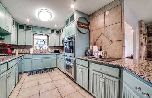 Johnson City Haus | Wine country Compound! Sleeps 15 with Pool & Club House