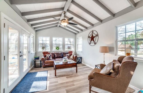 Johnson City Haus | Wine country Compound! Sleeps 15 with Pool & Club House