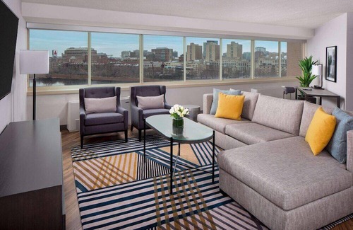 MIT Haus | King Room at a 4⭐️ Hotel