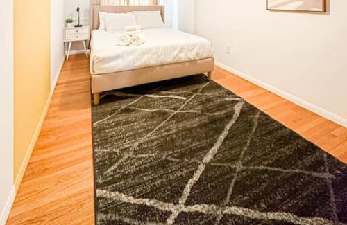 San Fernando Haus | Gorgeous 6 BR House With Pool - Lou-SF