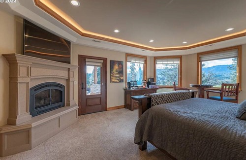 Roseburg Haus | Opulent estate in close proximity to renowned wineries and golf.