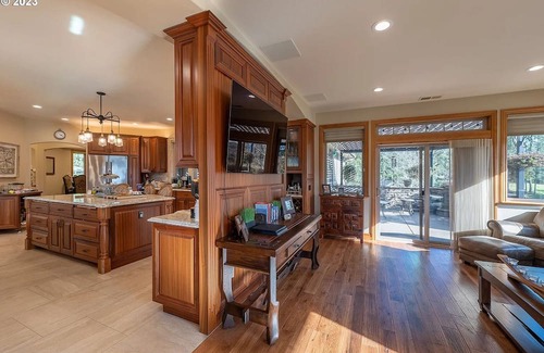 Roseburg Haus | Opulent estate in close proximity to renowned wineries and golf.