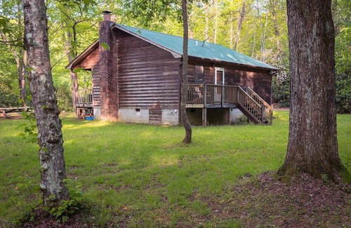 Mountain Rest Haus | “The Happy Place” River front cabin with dock