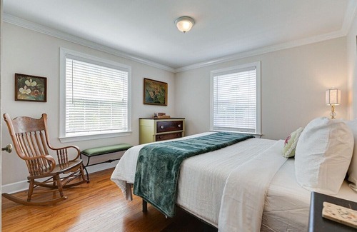 Franklin Haus | Dwtn Franklin - Walkable with Huge Yard Sleeps 6