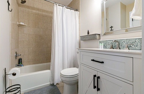 Franklin Haus | Dwtn Franklin - Walkable with Huge Yard Sleeps 6