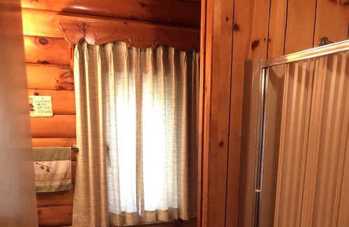 Schroon Lake Kabine | Escape to the Lake and Relax on the Private Beach