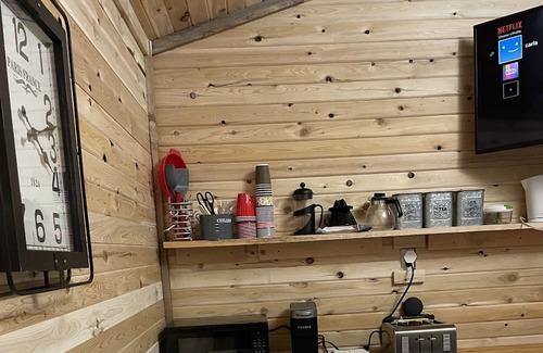 Hastings Highlands Kabine | Lake front cabin, with a seperate cabin with kitchenette and a bathroom.